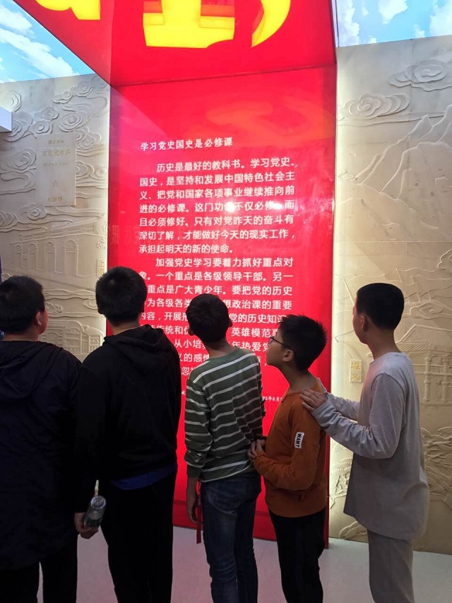 我校组织学生参观中华传统美德馆.