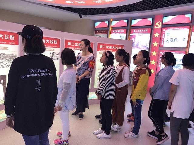 我校组织学生参观中华传统美德馆.