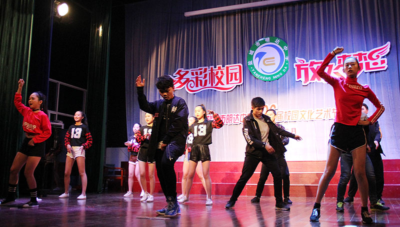 我校举行“梦想点亮未来”文艺汇演
