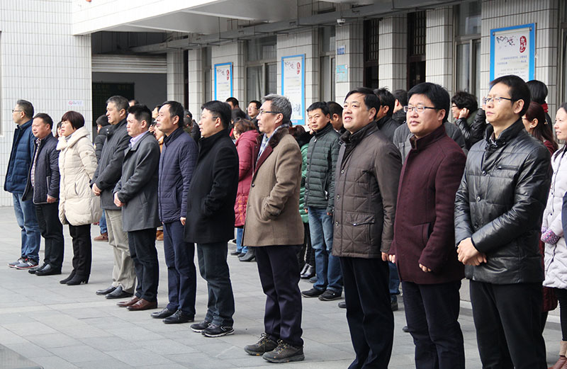 我校举行校园文化艺术节表彰暨2018年首次升国旗仪式