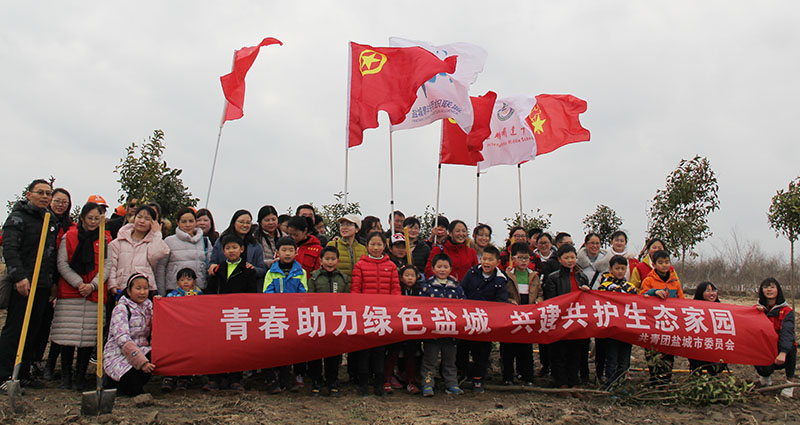 我校师生积极参加志愿植树行动