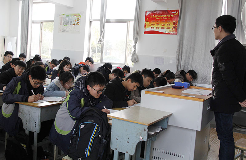 我校召开法制教育大会