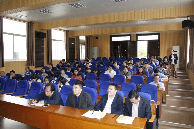 我校召开2018年春学期班主任工作例会.