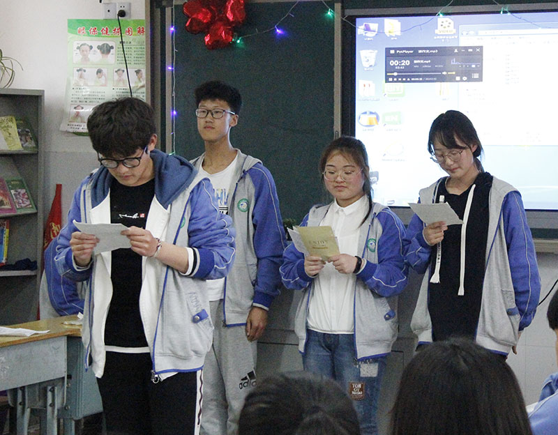 高二年级举行“温馨五月天，感恩母亲节”主题班会活动