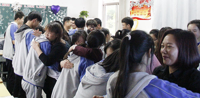 高二年级举行“温馨五月天，感恩母亲节”主题班会活动