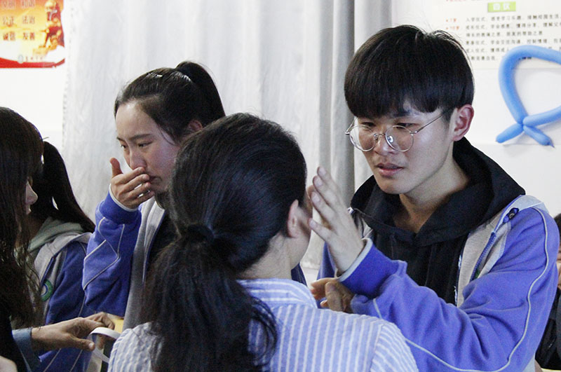 高二年级举行“温馨五月天，感恩母亲节”主题班会活动