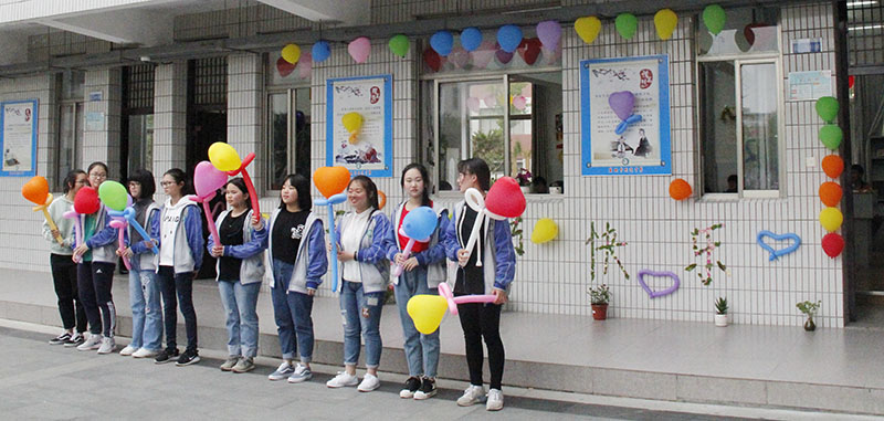高二年级举行“温馨五月天，感恩母亲节”主题班会活动
