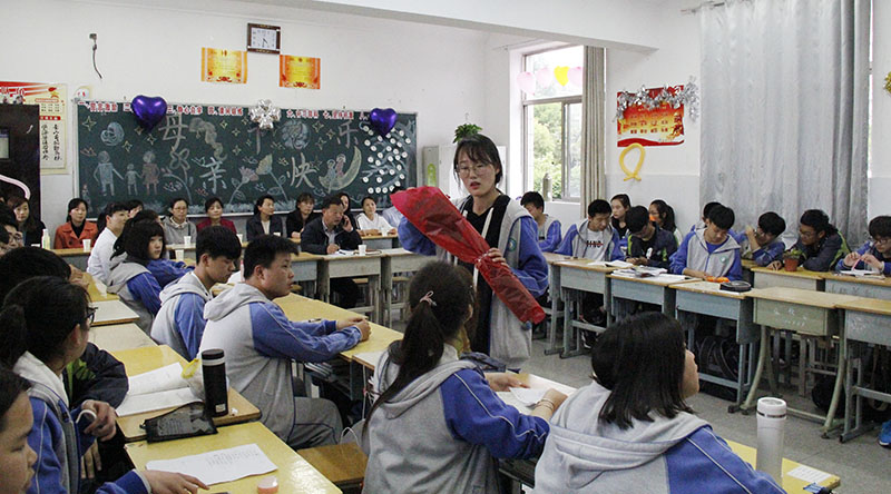 高二年级举行“温馨五月天，感恩母亲节”主题班会活动