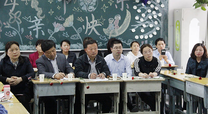 高二年级举行“温馨五月天，感恩母亲节”主题班会活动
