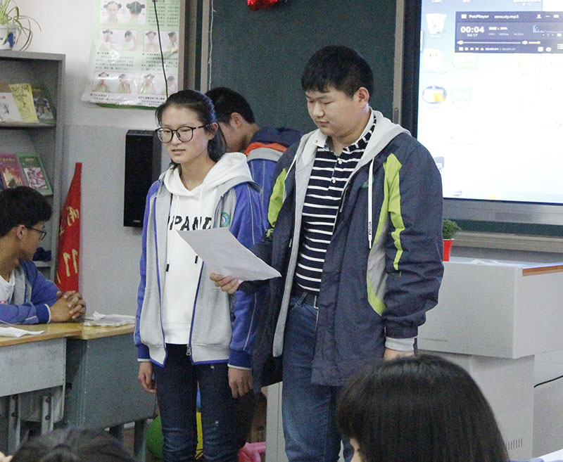高二年级举行“温馨五月天，感恩母亲节”主题班会活动