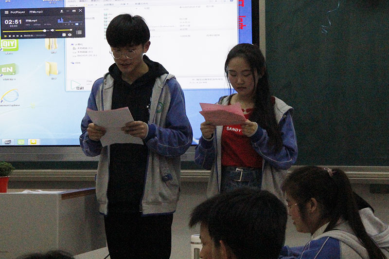 高二年级举行“温馨五月天，感恩母亲节”主题班会活动