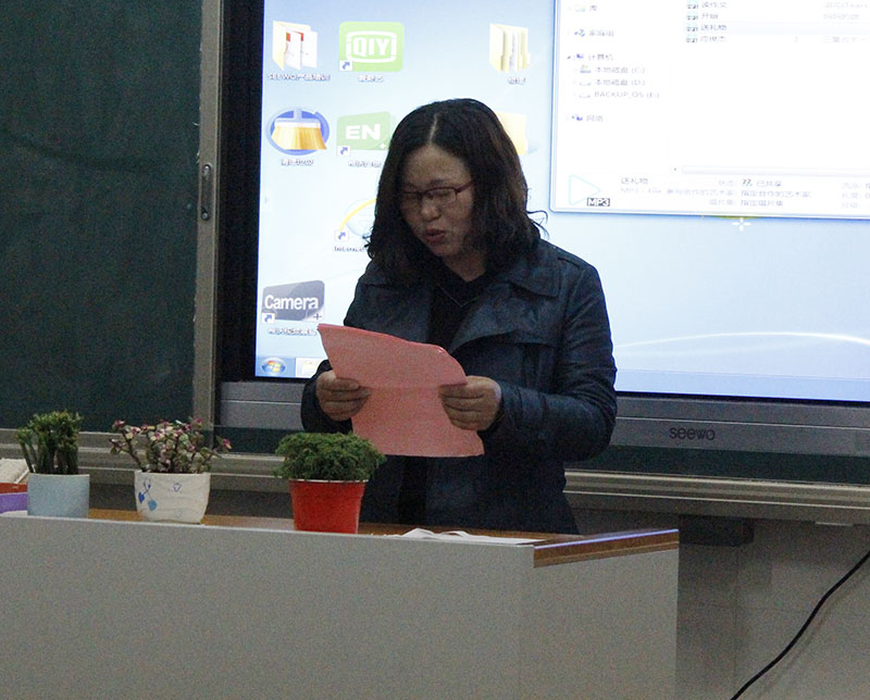 高二年级举行“温馨五月天，感恩母亲节”主题班会活动