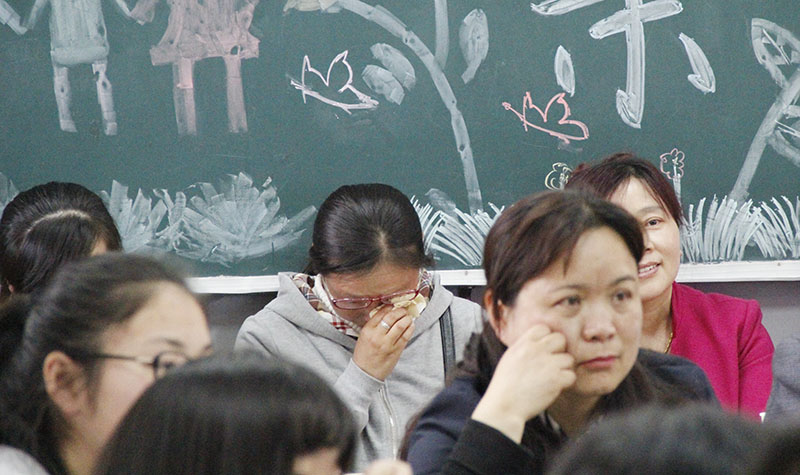 高二年级举行“温馨五月天，感恩母亲节”主题班会活动