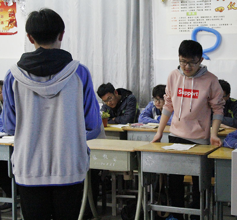 高二年级举行“温馨五月天，感恩母亲节”主题班会活动