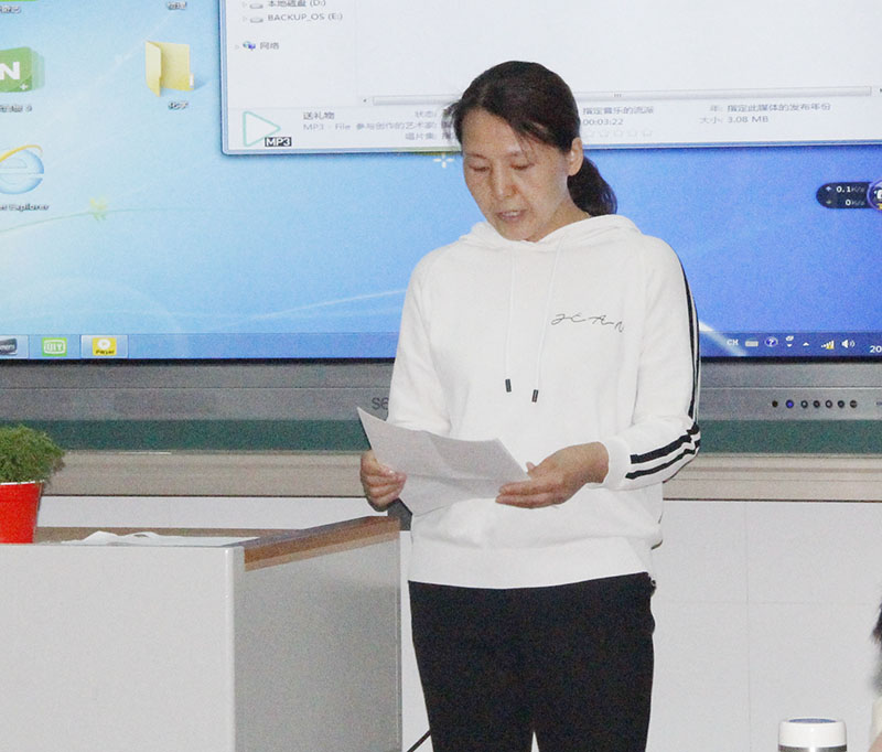 高二年级举行“温馨五月天，感恩母亲节”主题班会活动
