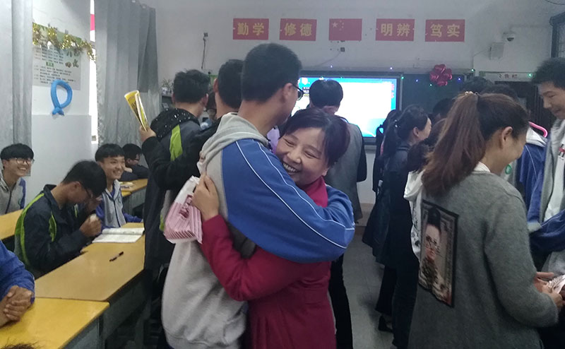 高二年级举行“温馨五月天，感恩母亲节”主题班会活动
