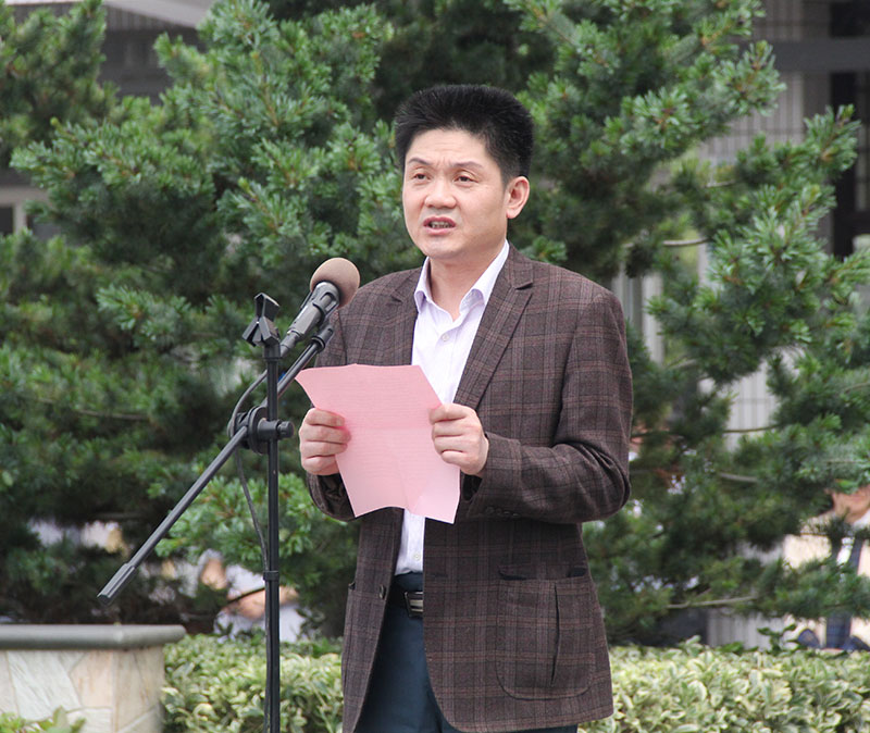 我校举行2018年高考壮行特别升旗仪式