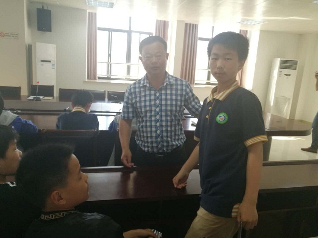 我校举行关爱留守儿童慰问活动