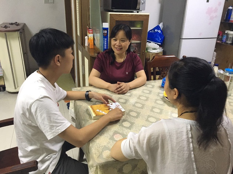 走访送清凉，师爱递温暖