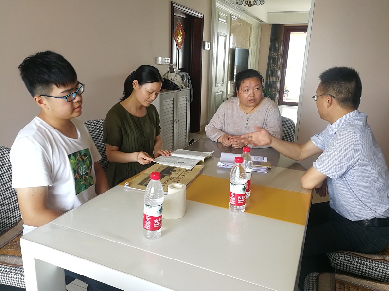 走访送清凉，师爱递温暖