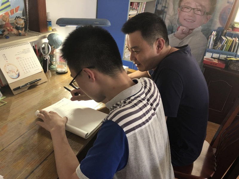 走访送清凉，师爱递温暖