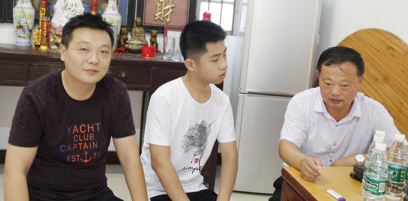 我校组织走访特殊群体学生家庭