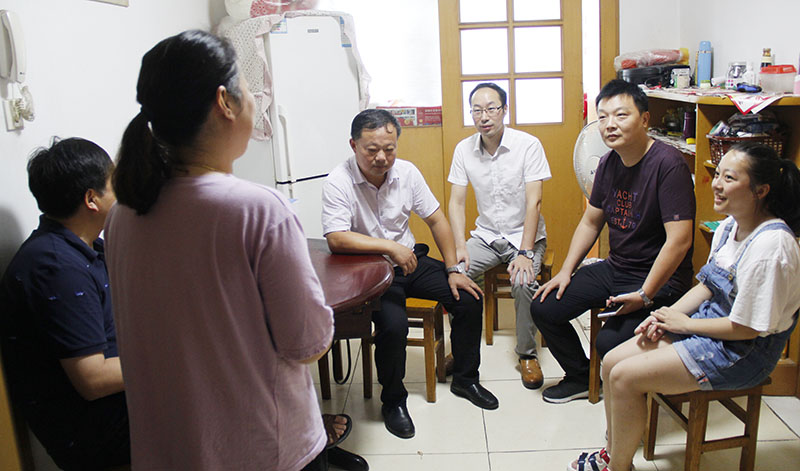 我校组织走访特殊群体学生家庭