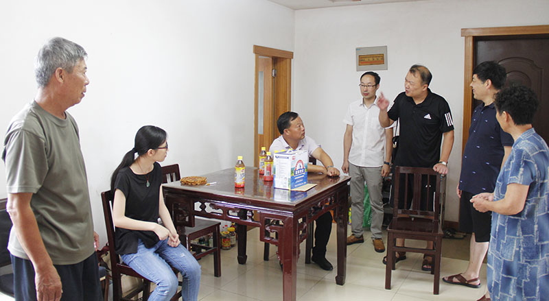 我校组织走访特殊群体学生家庭