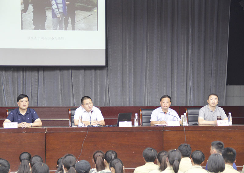 2018年度市普法志愿者法治文化校园行走进我校