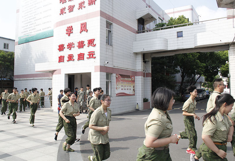 我校开展消防安全常识“进军训”系列活动