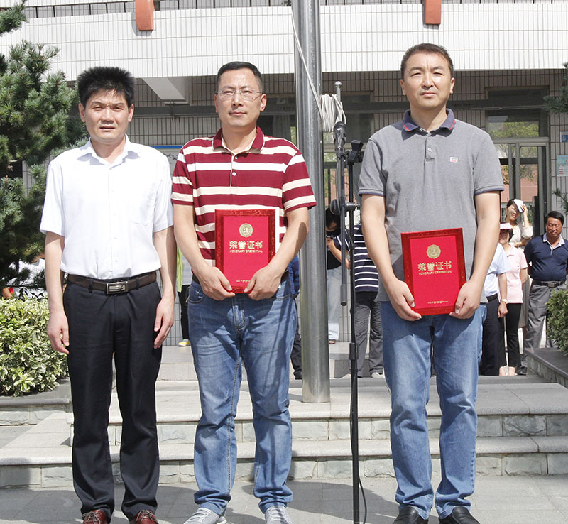 我校举行庆祝第34个教师节主题升旗仪式