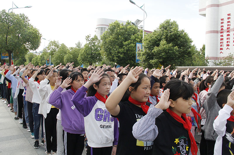 我校举行庆祝第34个教师节主题升旗仪式