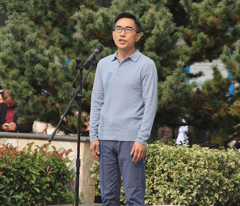 我校举行“悦读青春•书香致远”读书节主题升旗仪式