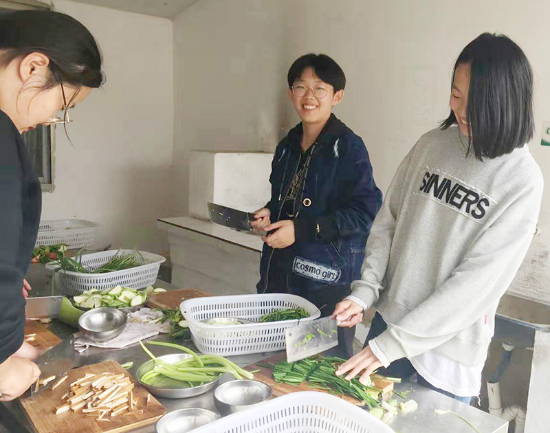 我校组织高一年级学生参加社会实践活动