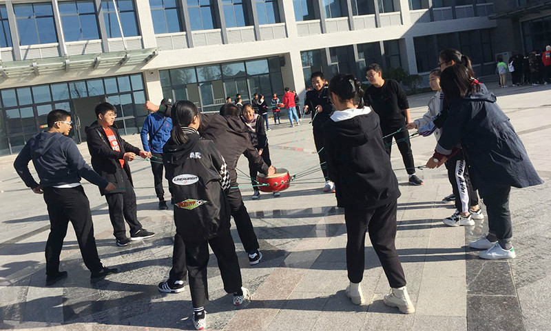 我校组织高一年级学生参加社会实践活动
