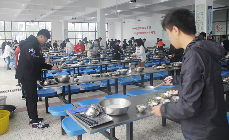我校组织高一年级学生参加社会实践活动