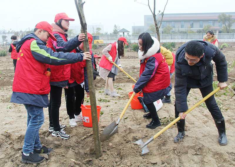 践行社会主义核心价值观，争做新时代雷锋精神火种