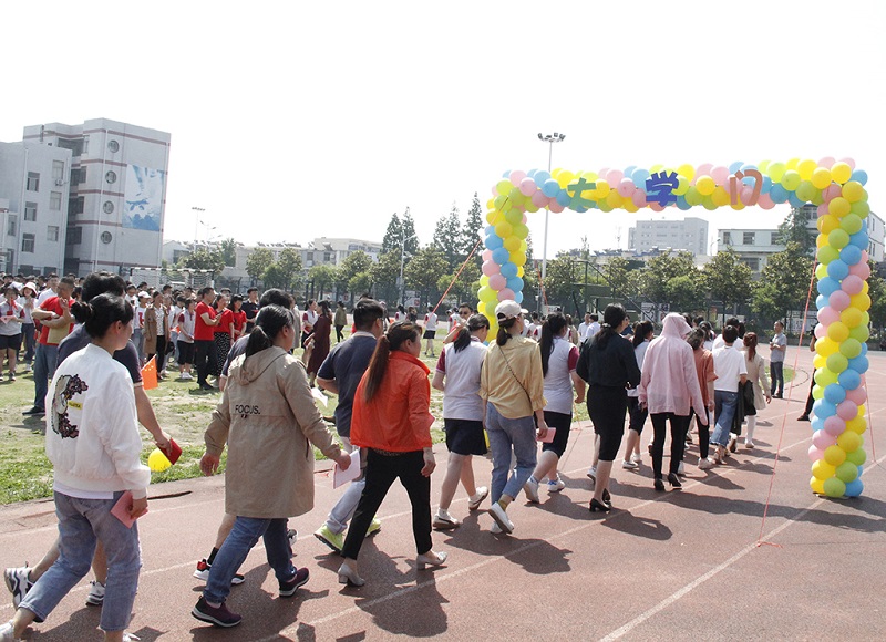 我校隆重举行2019年十八岁成人仪式暨高考壮行大会