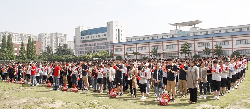 我校隆重举行2019年十八岁成人仪式暨高考壮行大会