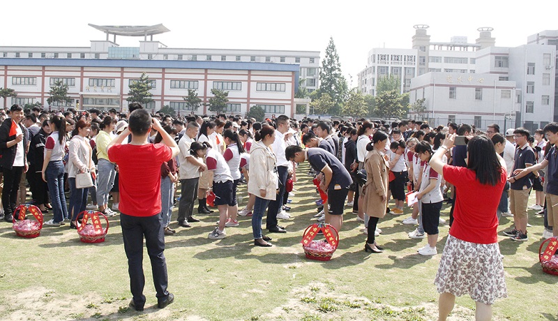 我校隆重举行2019年十八岁成人仪式暨高考壮行大会