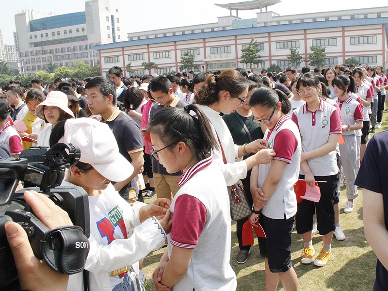 我校隆重举行2019年十八岁成人仪式暨高考壮行大会