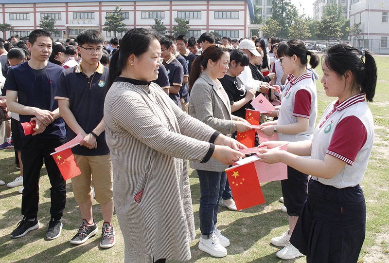 我校隆重举行2019年十八岁成人仪式暨高考壮行大会