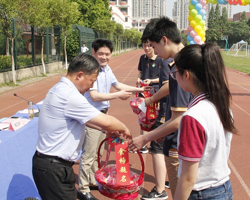 我校隆重举行2019年十八岁成人仪式暨高考壮行大会