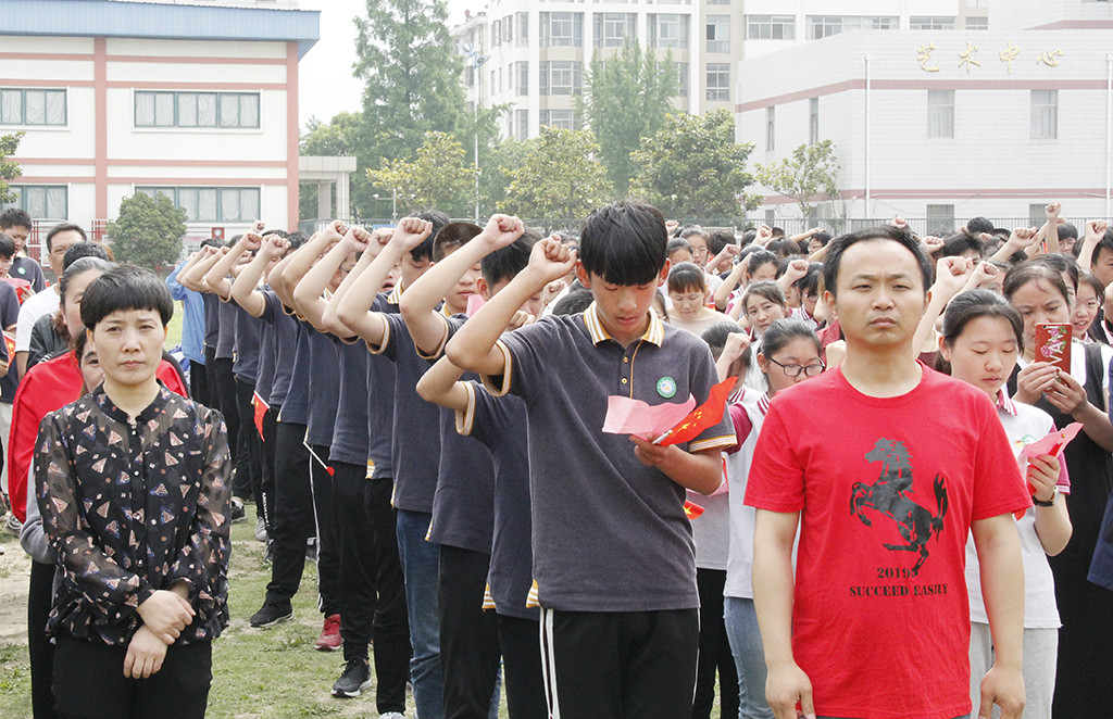 我校隆重举行2019届初三毕业典礼暨中考壮行仪式