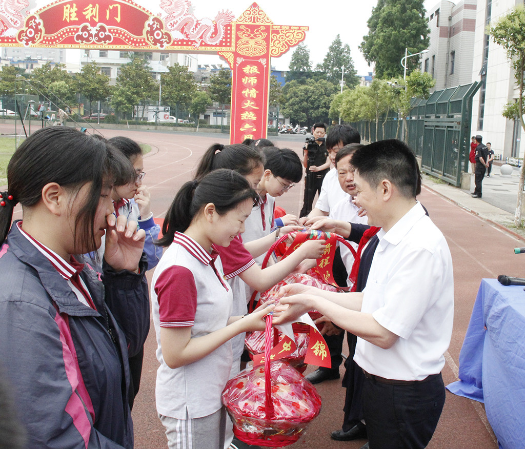 我校隆重举行2019届初三毕业典礼暨中考壮行仪式