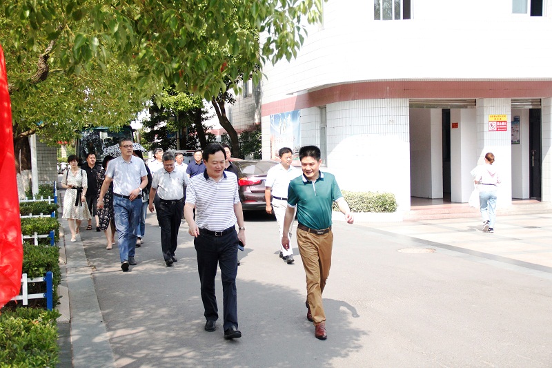 金陵中学教育教学管理团队莅临我校开展校际联盟交流活动