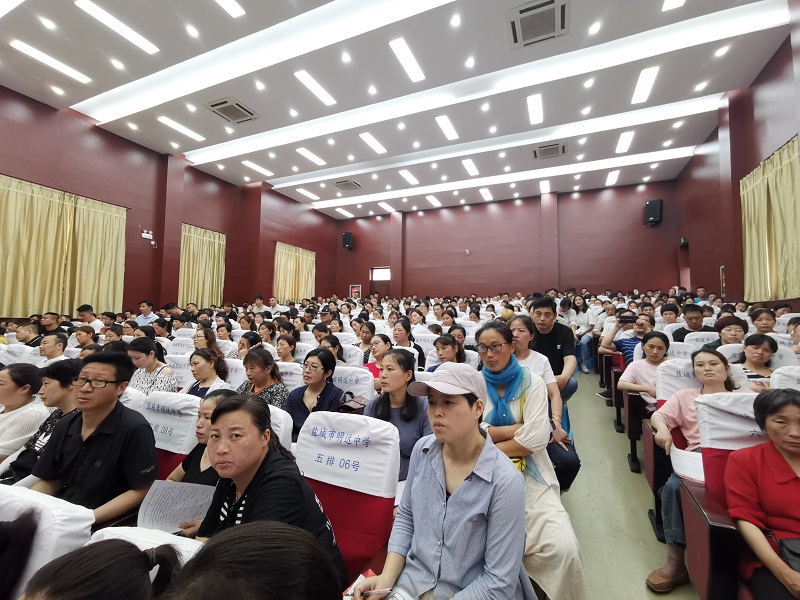 传递爱心温度  播撒教育清凉