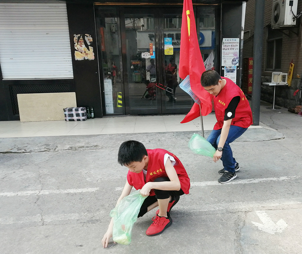 小手拉大手，共建文明城︱我是文明服务员