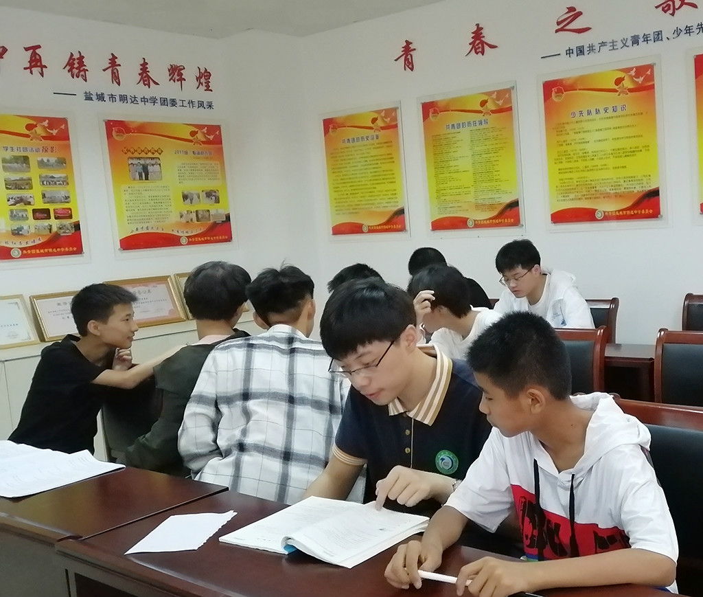 我校开展青年团员志愿者活动