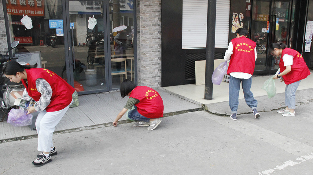 小手拉大手，共建文明城︱我是文明服务员